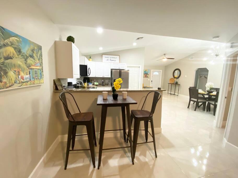 Spacious Home Near Downtown & The Beach Delray Beach Exterior photo